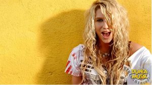 Kesha: Gaya Nyentrik & Suara Liar yang Tak Terbendung!