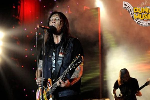 Roy Jeconiah Sang Penyanyi Keren dengan Pesona Unik!