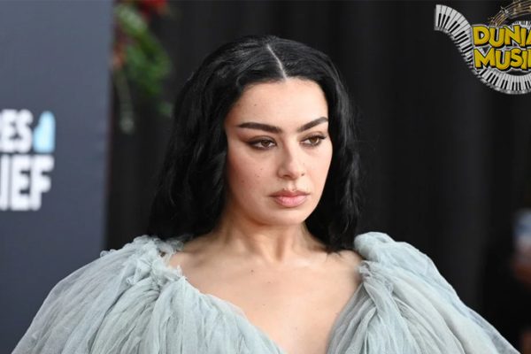 Charli XCX Sang Pemberontak Pop dengan Gaya Tak Biasa!