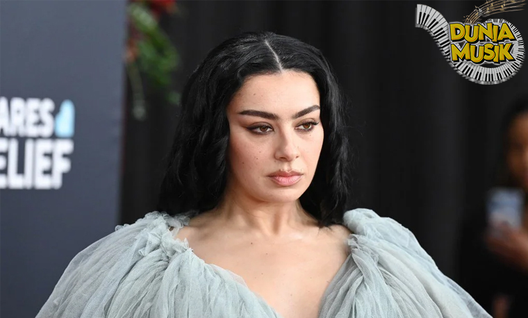 Charli XCX Sang Pemberontak Pop dengan Gaya Tak Biasa!
