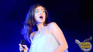Bukan Sekadar Royals, Lorde Punya Gaya yang Tak Tergantikan!