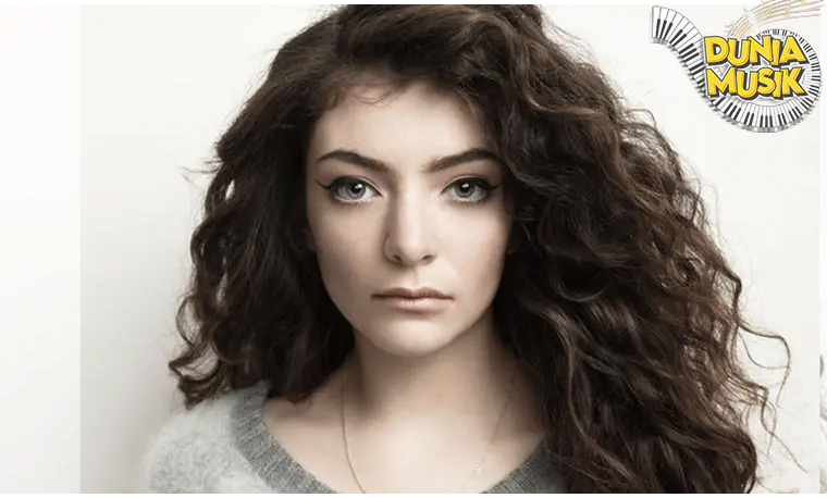 Bukan Sekadar Royals, Lorde Punya Gaya yang Tak Tergantikan!