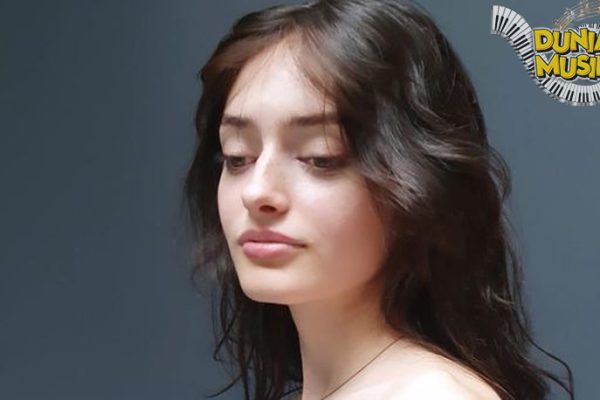 Solann Sosok Penyanyi yang Sedang Jadi Perbincangan Solann Sosok Penyanyi yang Sedang Jadi Perbincangan
